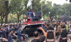 demo-ricuh-di-balai-kota-dki-jakarta-1747829841377